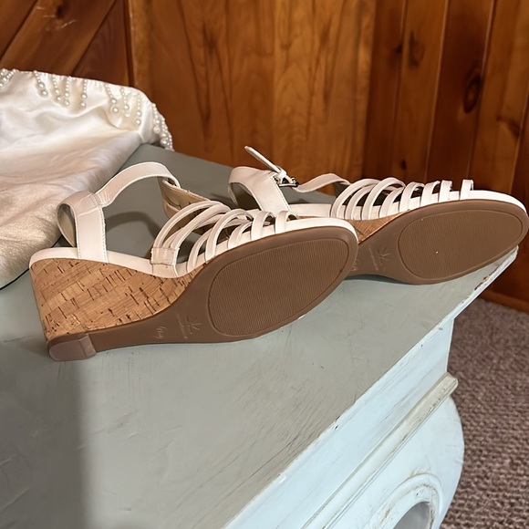 Isaac Mizrahi white wedge sandals!! Never Worn! - Picture 4 of 4